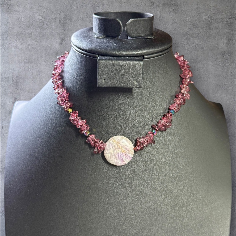 405. Vintage Fluorite Chip Beaded Necklace w/‎ Chevron Amethyst Pendant